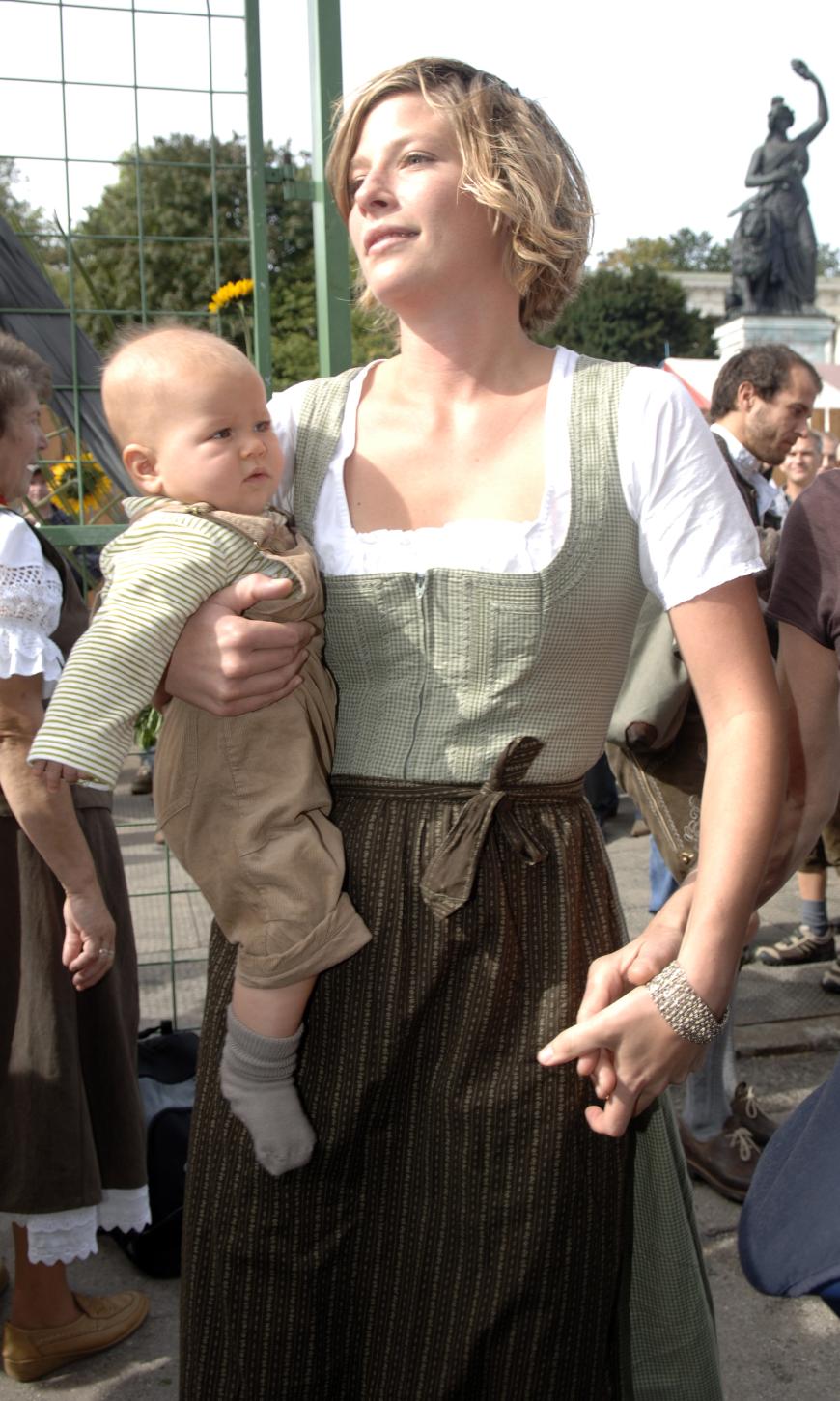 Mehmet Scholls Frau Jessica mit Tochter Polli 2006 auf dem Münchner Oktoberfest