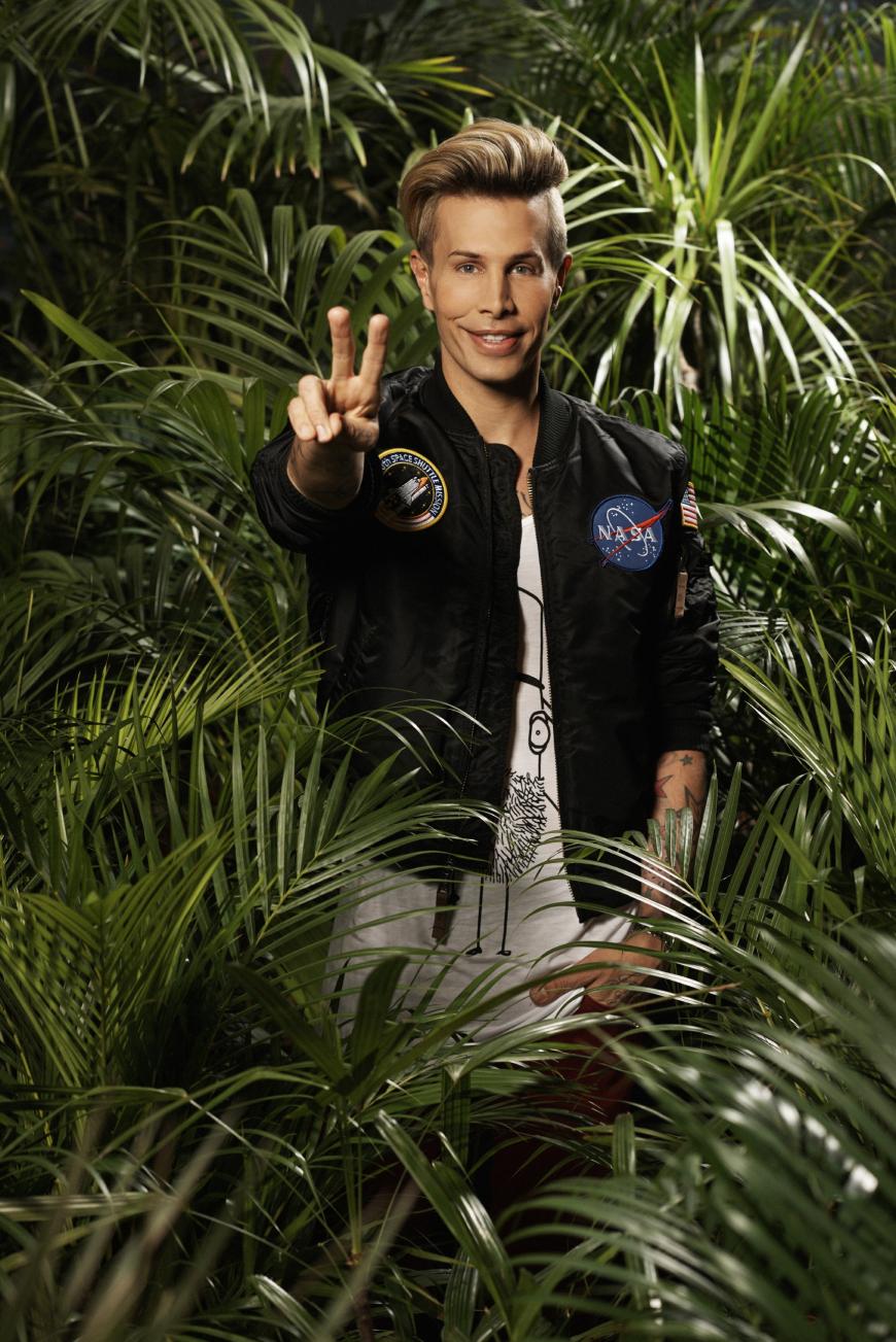 Florian Wess: Der Botox-Boy, junior
Bekannt wurde Florian Wess als Ehemann von Trash-Transe Valencia Vintage in der RTL-II-Doku „Val & Flo“ und an der Seite seines Vaters und Onkels, den sogenannten „Botox-Boys“, Arnold und Oskar Wess. Für größere Aufregung sorgte seine Beziehung mit dem alternden Weltstar Helmut Berger. Ihre Ehe hielt gerade mal sechs Wochen. Dann trennte sich Florian Wess, 36, von dem Österreicher, nachdem dieser in einer Dokumentation vor laufender Kamera masturbiert hatte. Inzwischen ist er der BFF von Dschungelkollegin Gina-Lisa.