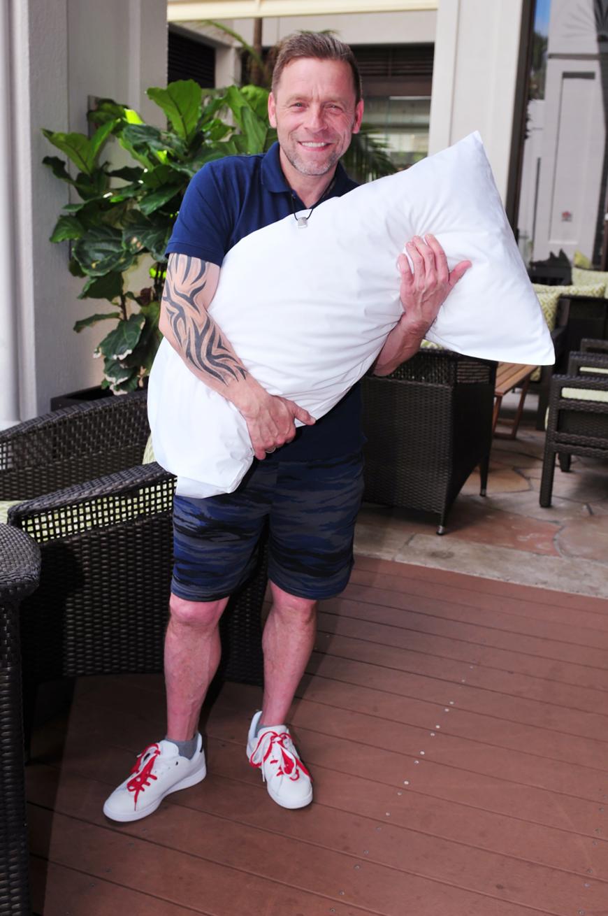 Thomas Häßler, 50: Kissen & Kette
Der Fußball-Weltmeister nimmt ein Kissen und eine Kette als Talisman mit ins Dschungelcamp: „Mit dem Kissen mache ich es mir im Camp gemütlich. Die Kette ist ein Geschenk meiner drei Kinder und soll mir Glück bringen. Darauf sind ihre Namen und Geburtsjahre eingraviert – Fabio 92, Jasmin 93 und Jordi 98. Jetzt kann mir nichts mehr passieren!“