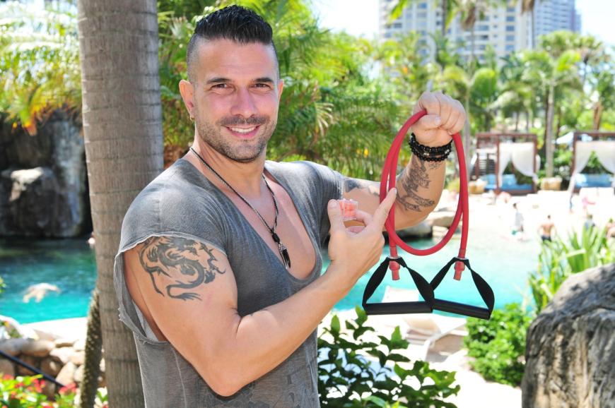 Marc Terenzi, 38: Fitness-Band & Ohrstöpsel
Ein Fitness-Band und Ohrstöpsel sind die Luxusgegenstände des Sängers: „Ich will in Form bleiben und fit für den Dschungel – dafür habe ich mein elastisches Fitness-Band dabei. Und wenn ich träumen und ruhig schlafen will, dann nehme ich meine Ohrstöpsel.“