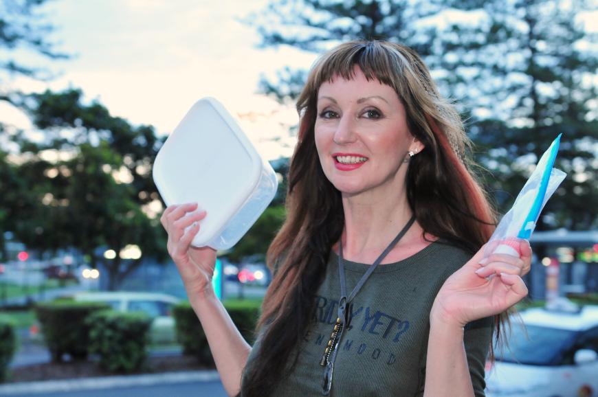 Hanka Rackwitz, 47: Tupperdose & BB-Cream
Die TV-Maklerin hat eine Frischhaltedose und getönte Tagescreme dabei: „Mit der Creme möchte ich im Dschungel gut aussehen. Die Frischhaltedose ist ein Stück Heimat für mich. Ihr wisst ja, ich bin ein bisschen irre. Alles, was da reinkommt, ist für mich wieder clean. Meine Zahnbürste zum Beispiel.“