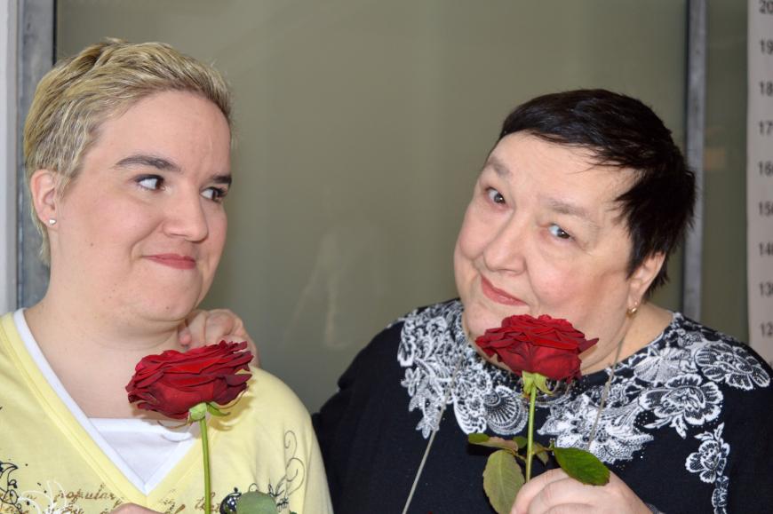"Schwiegertochter gesucht"-Beate Fischer (links) trauert um ihre geliebte Mutter Irene. 