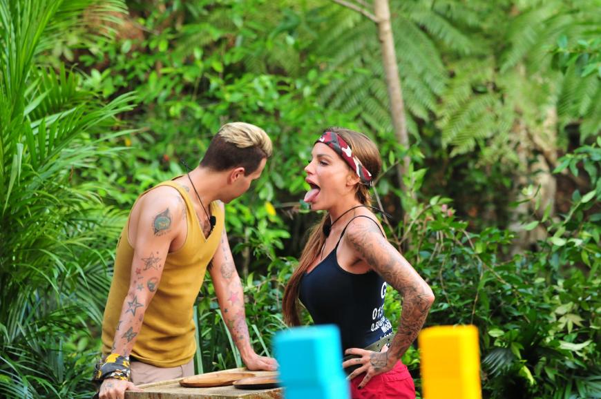 Duell 3: Schock für Gina-Lisa Lohfink und Florian Wess, als sie erfahren, dass jeder von ihnen drei fette, lebendige Maden (Witchetty Grubs) essen müssen. Beide stellen sich der Herausforderung.