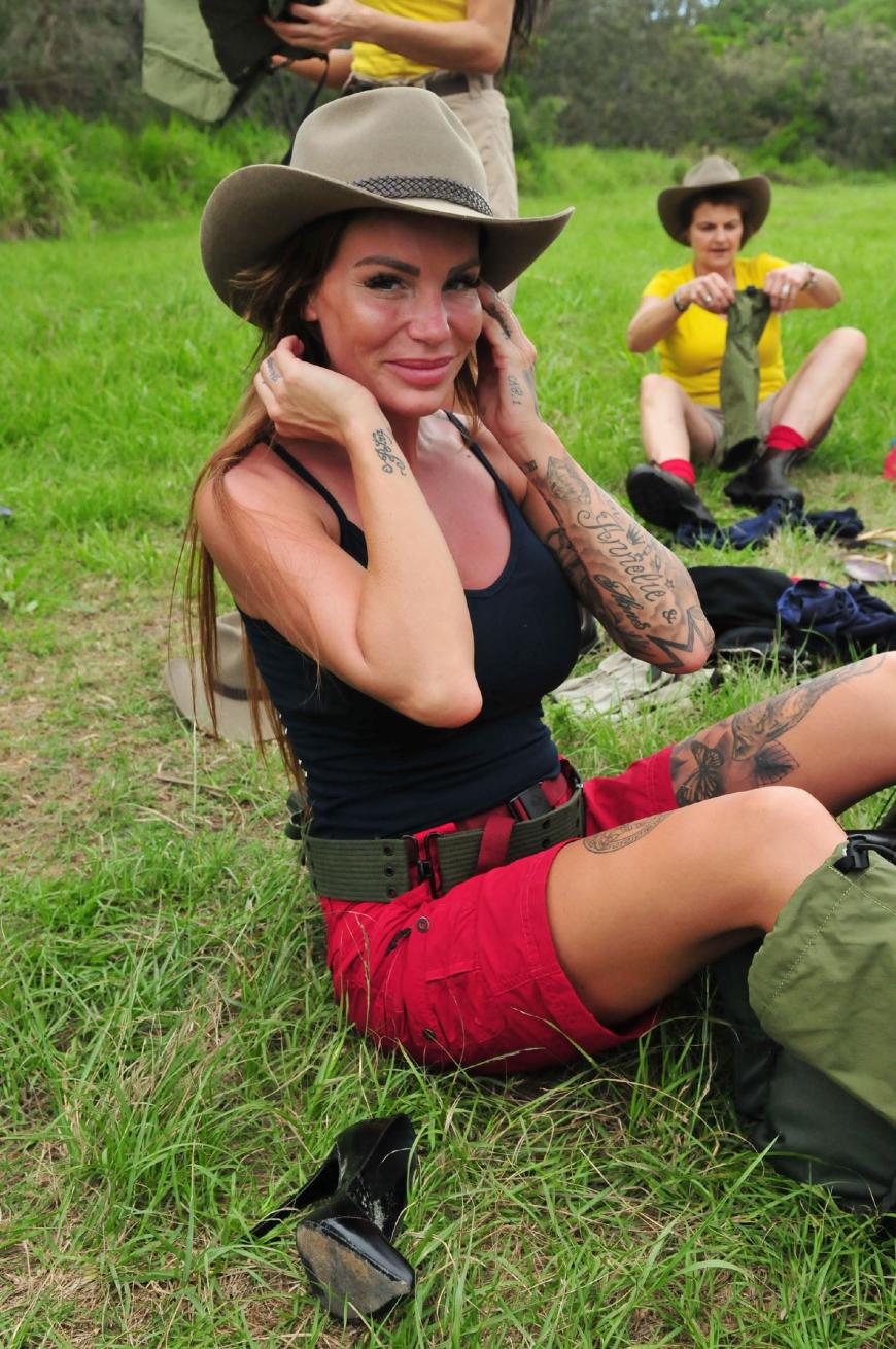 In Begleitung von Ranger Junior werden die Kandidaten in den Dschungel gebracht, dort kleidet sich Gina-Lisa Lohfink umgebungsgerecht ein.
