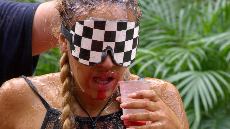 Und ein paar australische Überraschungen sind beim Sternenrennen auch noch dabei. Alle bekommen an einer Stelle einen Drink aus pürierter Emu-Leber und Emu-Blut. Wenn sie die Drinks austrinken, dann bekommen sie die Sterne. Doch Sarah Joelle trinkt nicht ...