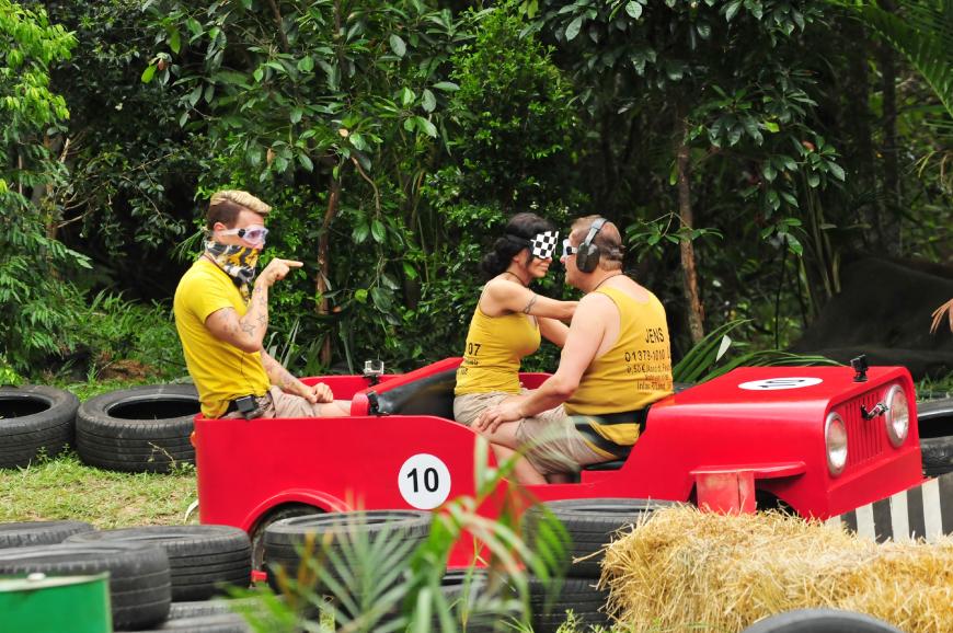 Kader Loth, Florian Wess (l.) und Jens Büchner (r.) müssen gemeinsam in einem Dschungel-Cabrio-Buggy einen Parcours durchfahren. Doch das Unterfangen scheitert ...