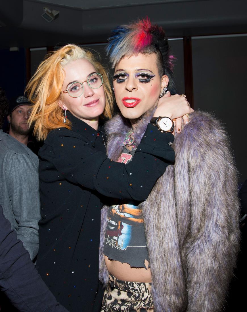 Huch, bist du's Katy? Die Sängerin zeigt sich bei Orlandos Geburtstagsparty mit blond gefärbten Haaren.