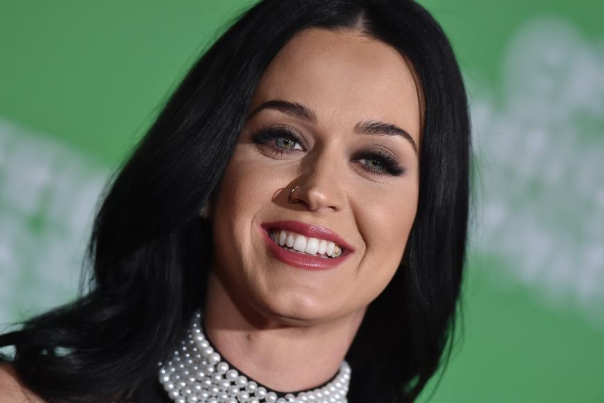 Katy Perry wagt gerne Farbexperimente, meist bleibt sie aber ihrer dunklen Haarfarbe treu.