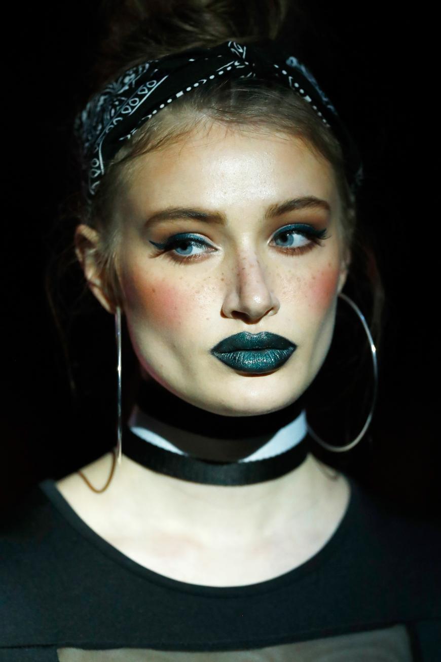 Dunkler, extravaganter Lippenstift ist 2017 Trend.