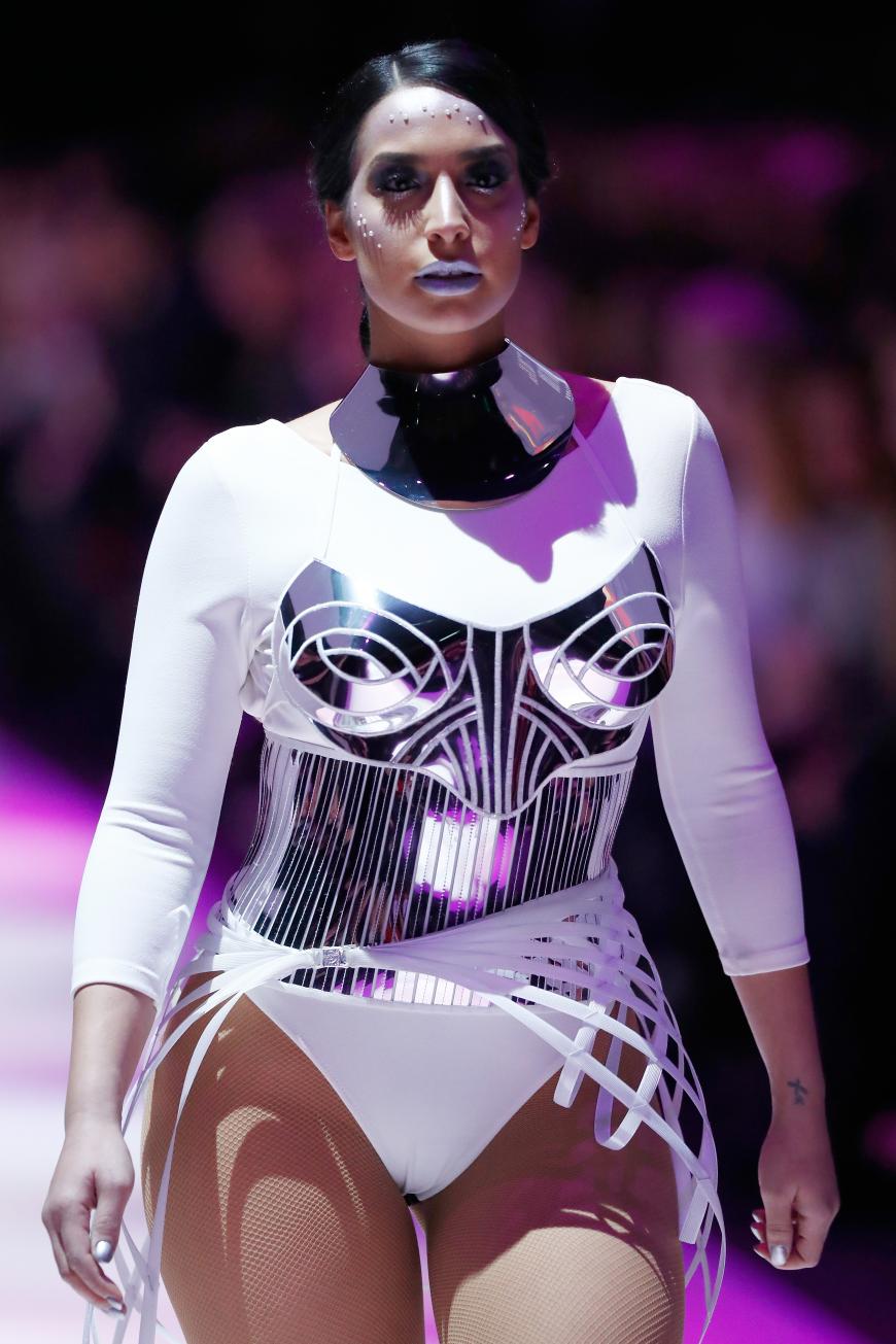Die deutsche You Tuberin und Schwester von Sami Slimani, Lamiya Slimani, hat den perfekten futuristischen Look.