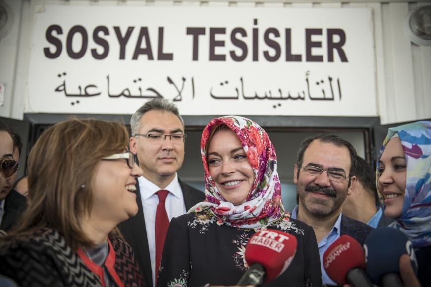 Ist sie zum Islam konvertiert? Lindsay Lohan beim Besuch syrischer Flüchtlinge im Oktober 2016