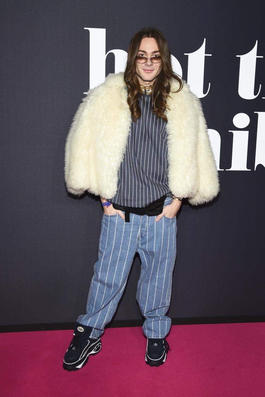 Blogger Ricardo Simonetti in einem extravaganten Look