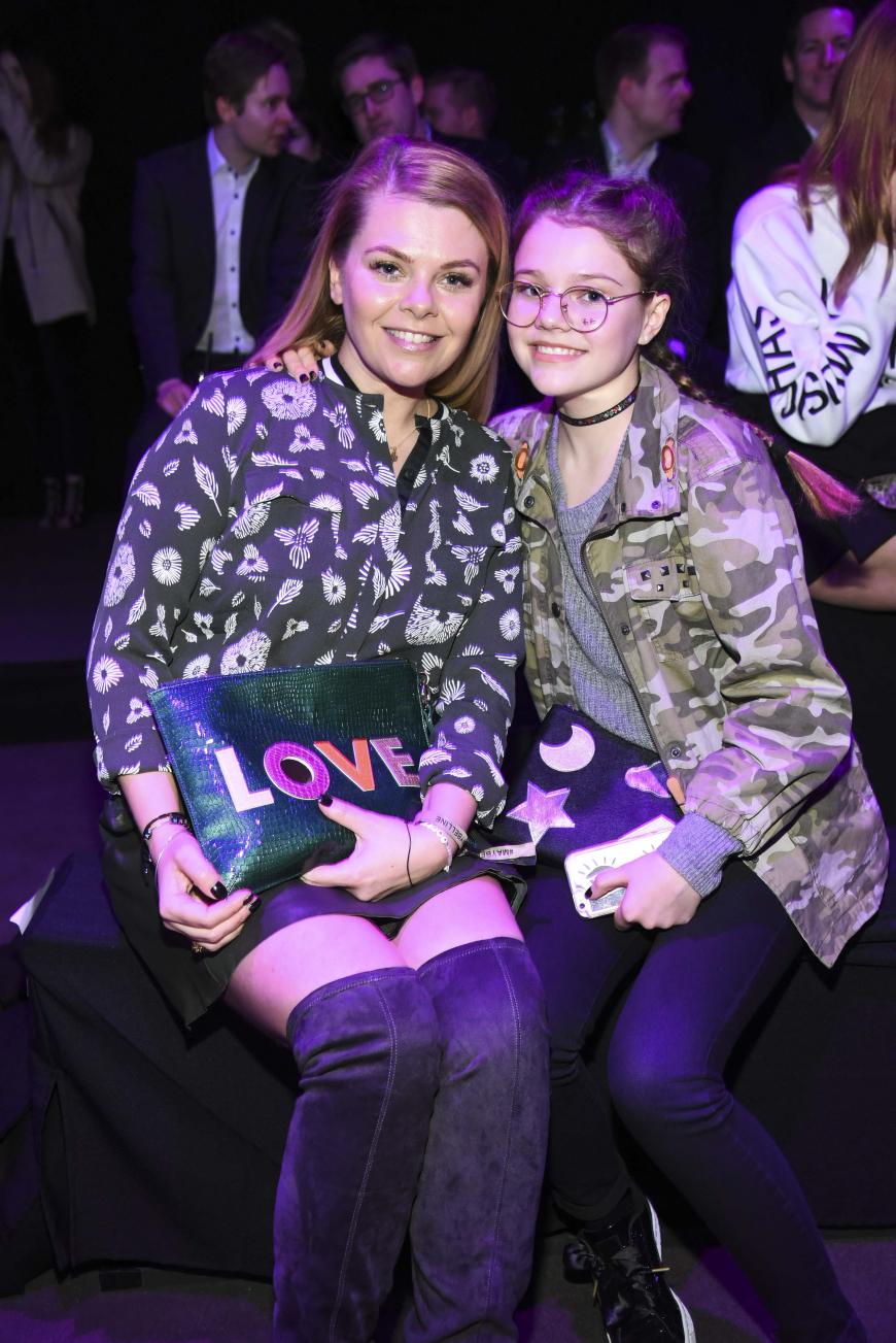 Süß! Anne-Sophie Briest (l.) mit Tochter Faye Montana bei der Maybelline-Show auf der Fashion Week Berlin.