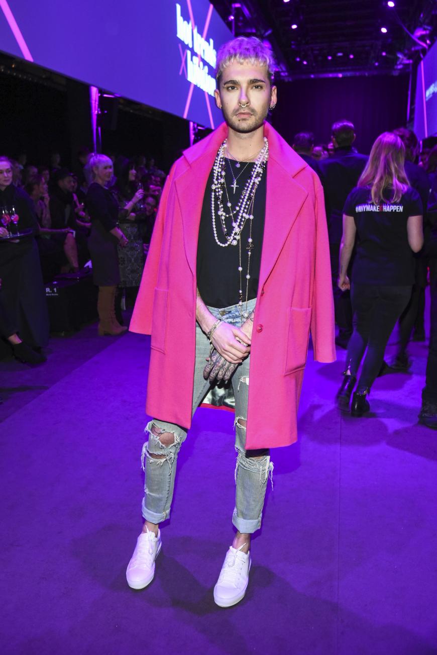 Tokio-Hotel-Star und Fashion-Victim Bill Kauitz in einem grell-pinken Look.