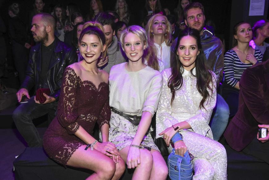 Die GNTM-Finalistinnen Fata und Kim sowie Johanna Klum (r.)