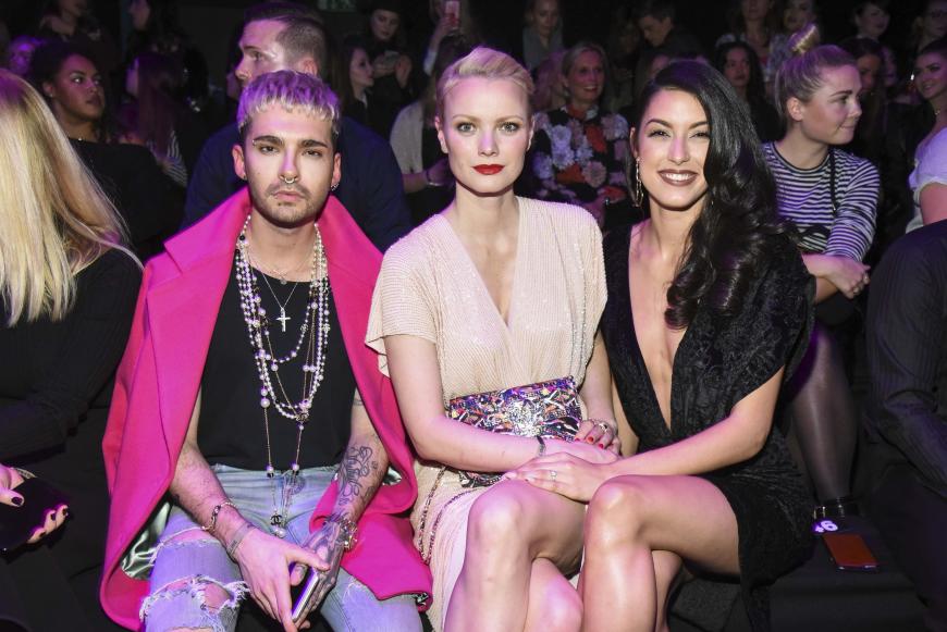 Oha! Krasse Star-Kombi in der Front Row bei der Maybelline-Show am 16. Januar: Bill Kaulitz, Franzsika Knuppe und Rebecca Mir posieren gemeinsam.