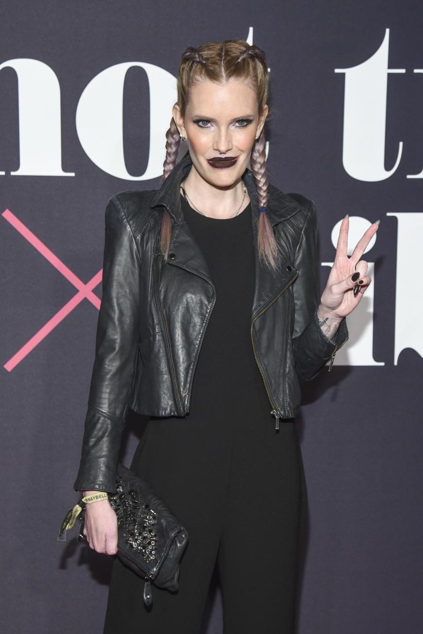 Mirja du Mont mit einem ungewohnten Look als heftig geschminktes Biker-Girl ganz in Schwarz.