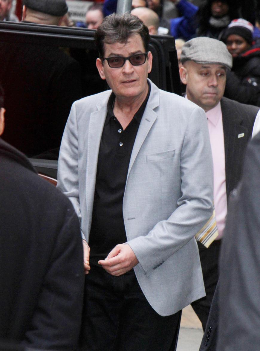 Charlie Sheen entschuldigt sich öffentlich bei Rihanna.