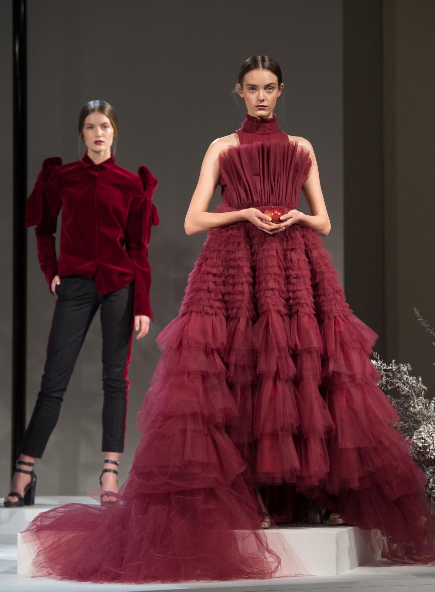 Der Newcomer Danny Reinke ist erst 24 und das erste Mal mit einer Show auf der Fashion Week Berlin. Er achtet bei seinem Label auf Nachhaltigkeit und verwendet teilweise recyclete Materialien. Bei seinen Bordeaux-roten Textil-Träumen wäre