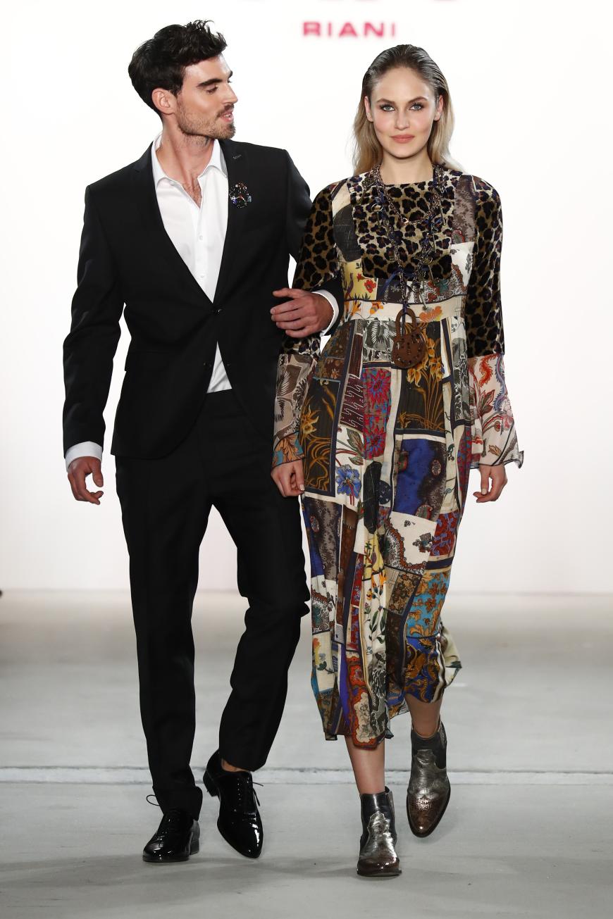 Elena Carrière lief bei der Show von Riani bei der Berlin Fashion Week