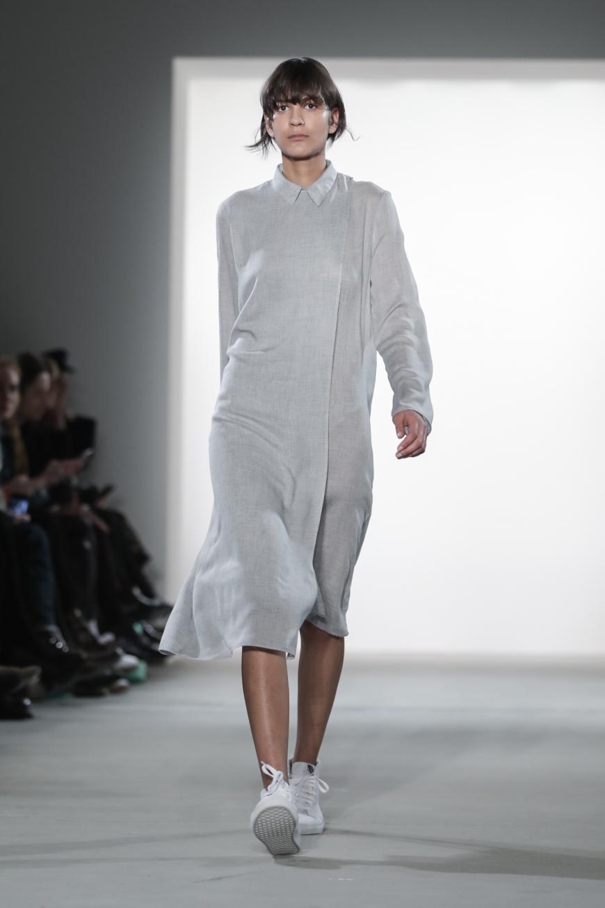 Das graue Hemdkleid von Hien Le ist clean und schlicht und gerade deswegen so hip. Typisch Berlin, halt!
