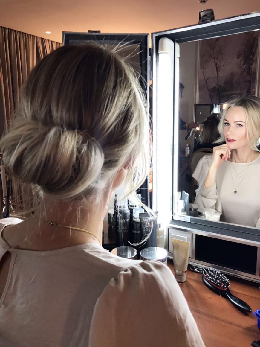 Hier wird Julia für die Marc Cain Show in der Beauty Lounge gestylt