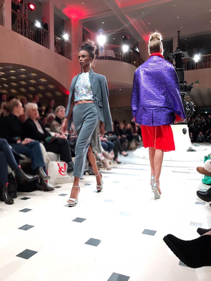 Kräftige Farben und auffällige Materialien bestimmen die Kollektion von Anja Gockel