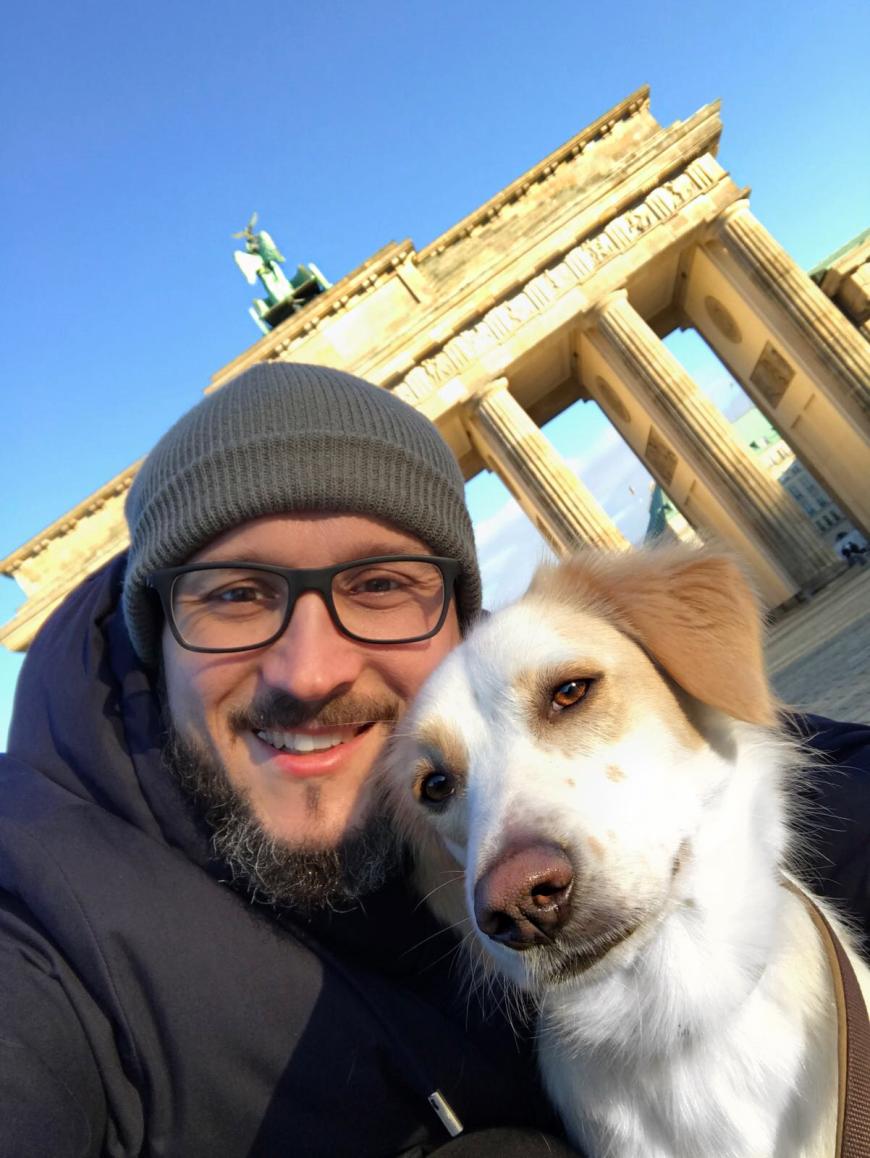 Mister Stylingliebe gönnte sich an Tag 2 eine kleine Auszeit und machte mit Hund Chloé Berlin unsicher.