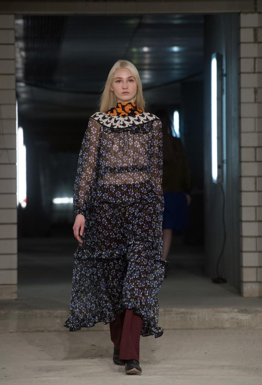 Bei den Designern Otto Drögsler und Jörg Ehrlich von Odeeh trugen die Models moderne 70er-Kreationen. Fließende Stoffe in warmen Farbtönen gefallen uns besonders in der kalten Jahreszeit sehr gut.