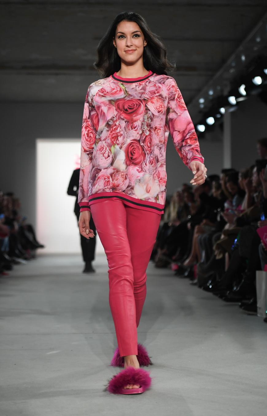 Rebecca Mir lief am ersten Fashion Week Berlin Tag für Riani (eir lieben vor allem die Schuhe!!!).
