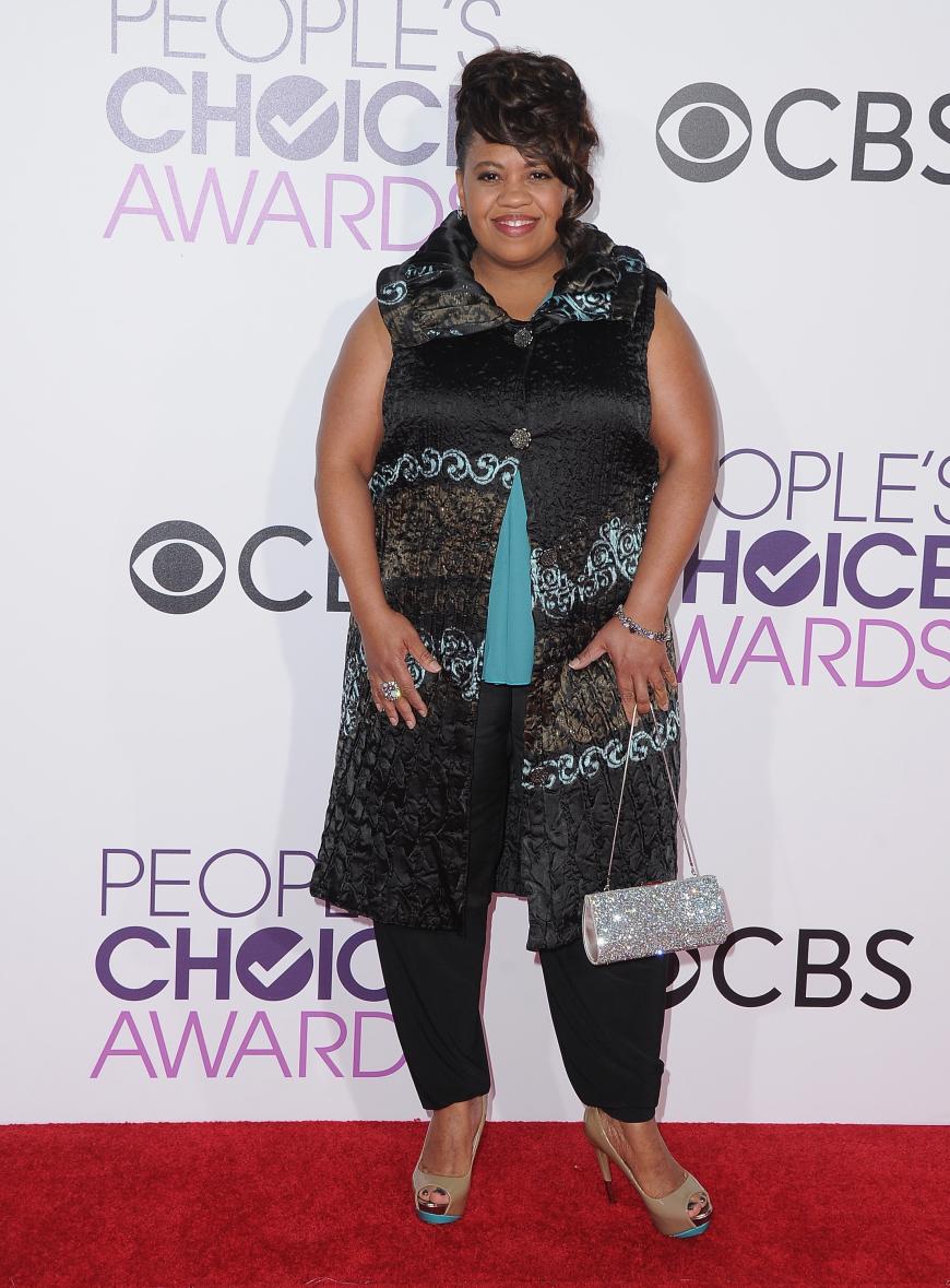 Shonda Rhimes, wir haben eine Vermutung: Die Weste von diesem Outfit ist zu klein, jedoch würde sie sich als Perser-Teppich hervorragend eignen. Nicht schön!