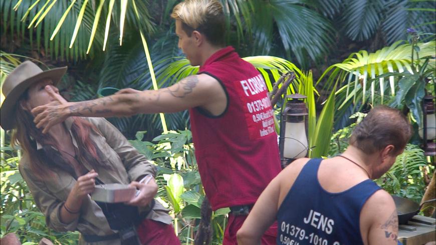 Prompt versucht Mitcamper Florian Wess sein Glück und will Hanka Rackwitz umarmen, doch ganz so leicht macht sie es ihm dann doch nicht.