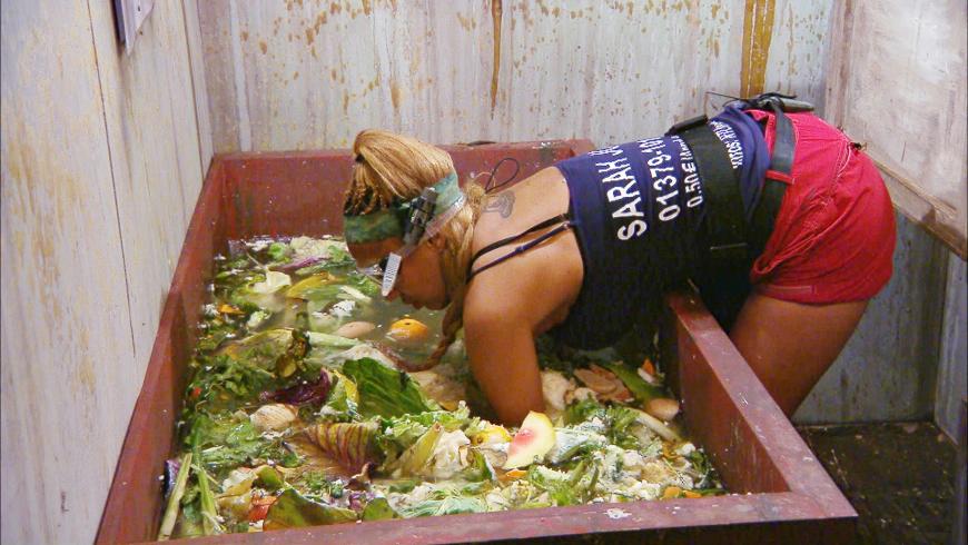 Tapfer wühlt sich Sarah Joelle Jahnel durch Bottiche mit verrotteten Lebensmitteln, Ratten und Spinnen und erkämpft sich am Ende sogar sieben Sterne!