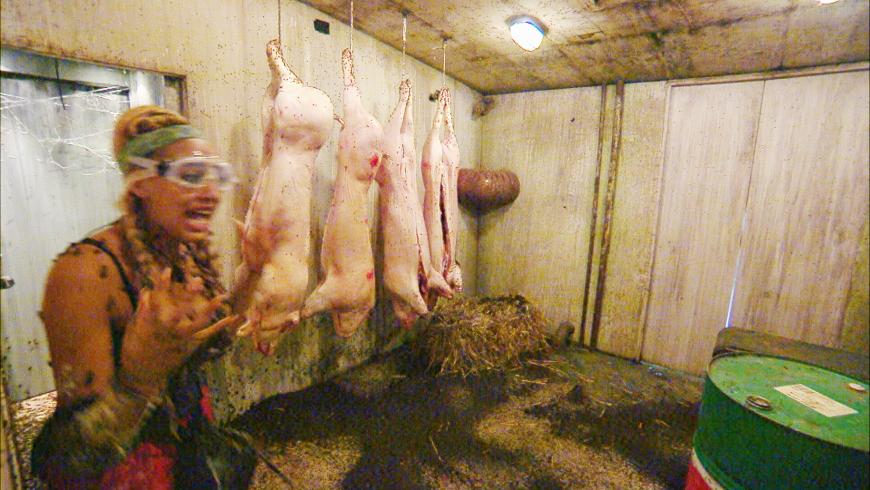 ... doch das ändert sich im Inneren schlagartig: Innerhalb von zehn Minuten muss Sarah Joelle Jahnel alle Räume, Ecken und Tunnel eines