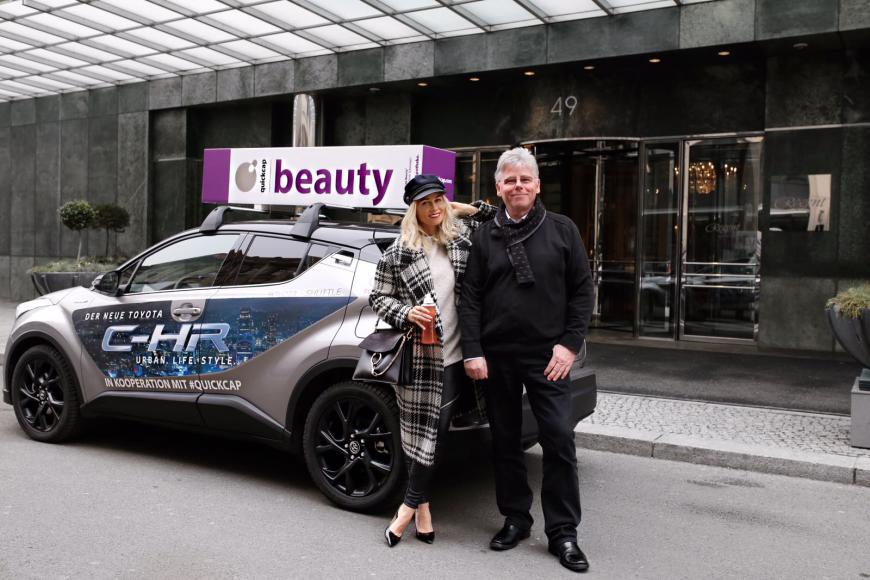Der Fahrer bereitete den Mädels eine große Freude, so ließ es sich auch auf High Heels aushalten.