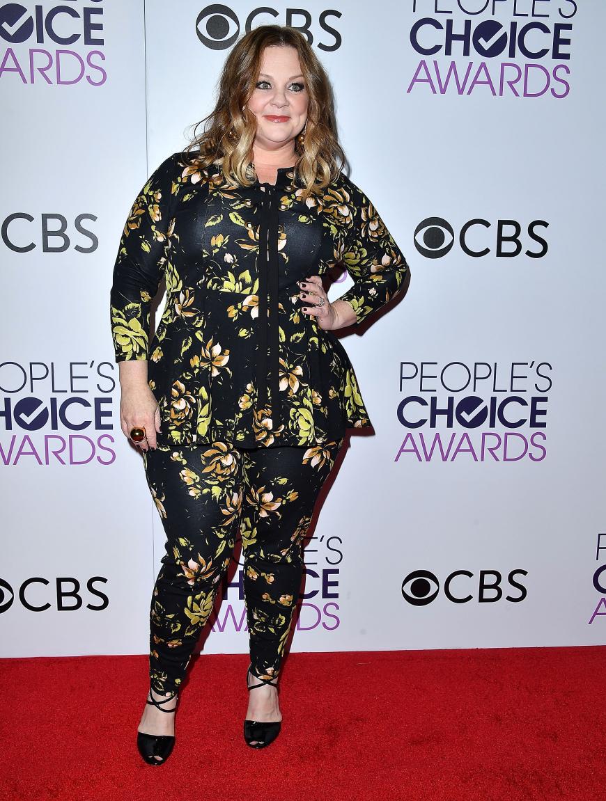 Nein, nein und nochmals nein! Selbst Chrissy Metz schafft es, sich vernünftig zu kleiden. Was ist denn dein Auftrag, Melissa McCarthy? Dieser Hosenanzug würde selbst ein Topmodel dick machen.