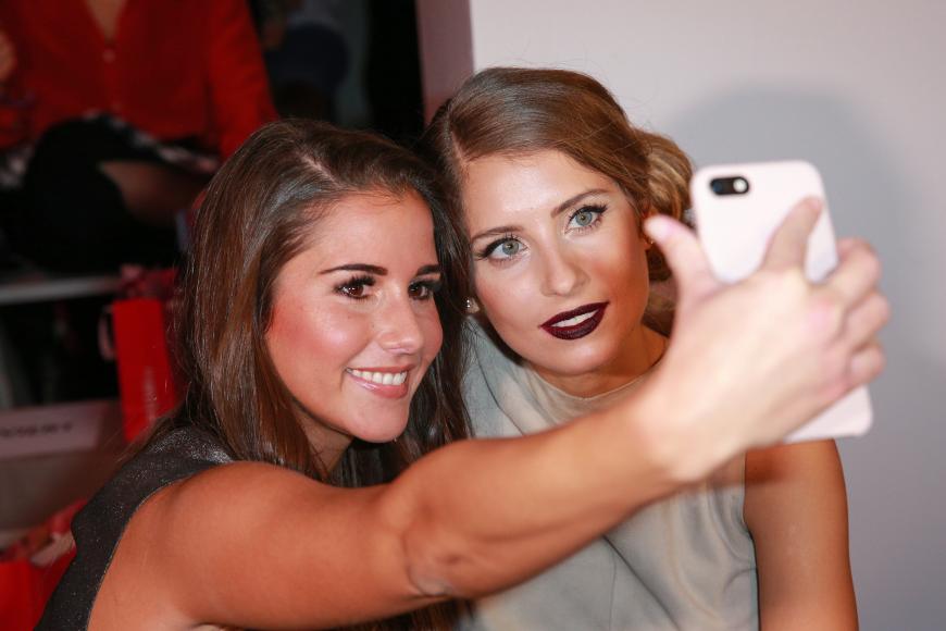 Zwei Selfie-Queens unter sich - doch dieser Schnappschuss mit Sarah Lombardi wird Cathy Hummels jetzt angelastet.