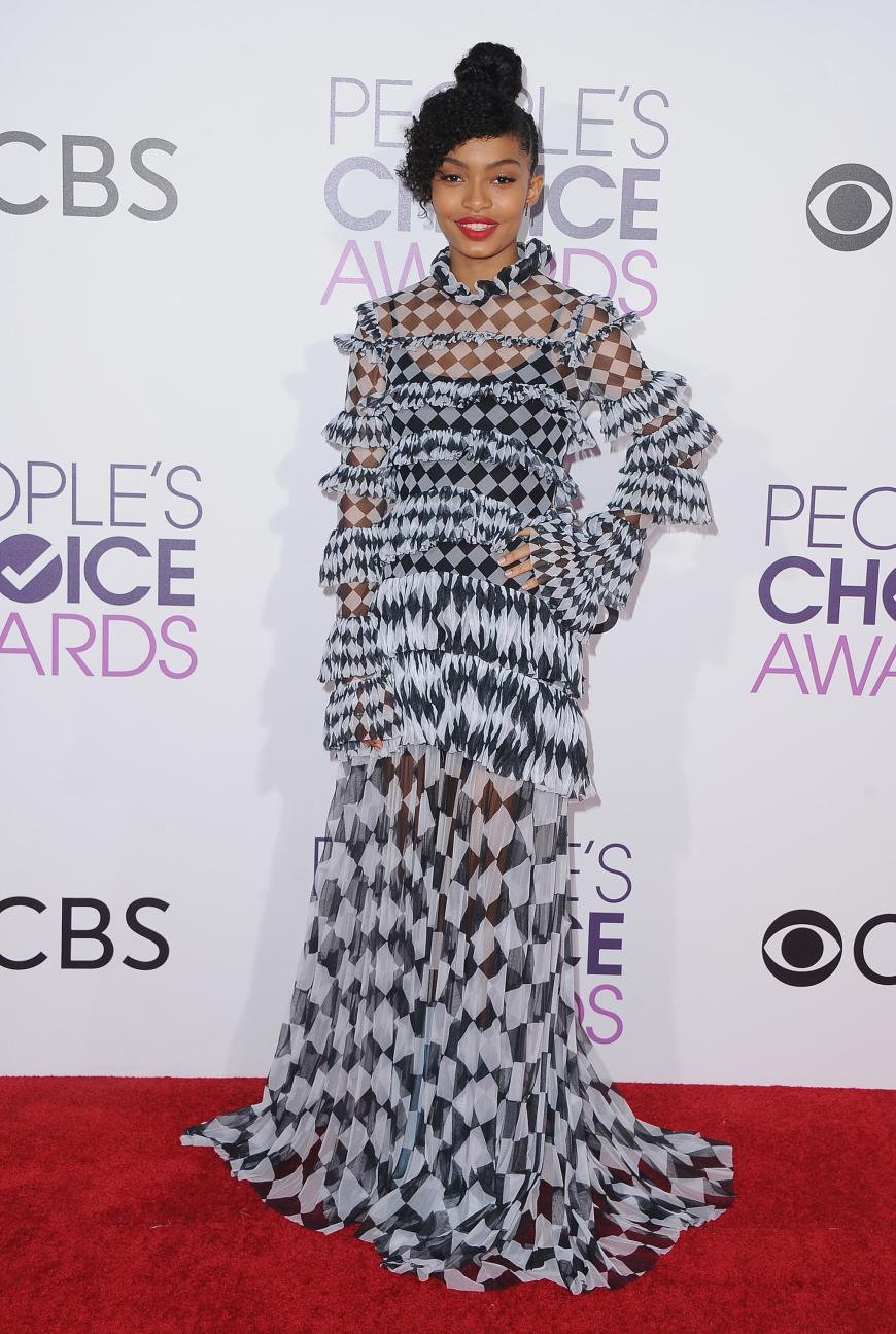 Wir guckten ganz schön kariert, als wir Yara Shahidi bei den People's Choice Awards erblickten - das Outfit ist auf jeder Ebene daneben!
