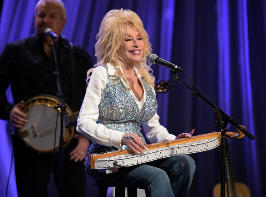 Countrystar und Patentante von Miley Cyrus, Dolly Parton, 71, lebte als Kind mit ihren Eltern und Geschwistern in einem winzigen Häuschen. Sie teilte sich einen einzigen Raum mit 13 (!) Leuten. Der