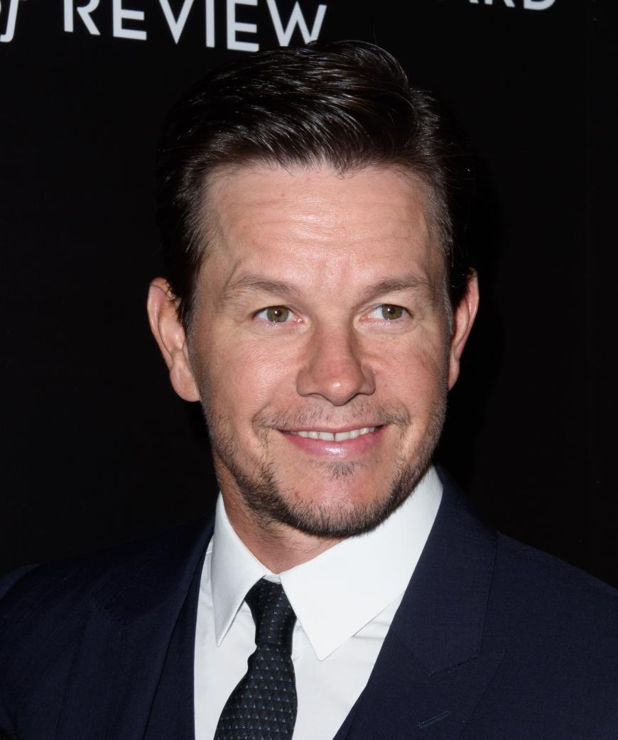 Mark Wahlberg, 45, wurde in den 90ern als Rapper Marky Mark bekannt und ist heute ein beliebter Schauspieler. Aufgewachsen ist er jedoch in einer Familie, die auf Essensmarken und staatliche Unterstützung angewiesen war. Nachdem er mit 13 für 45 Tage im Gefängnis war, beschloss er sein Leben zu ändern.