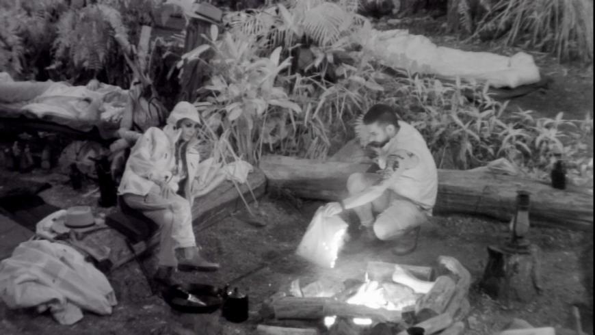 Marc klopft das Feuer aus und legt dann das Kissen beiseite. Bei den anderen Campern gilt der Sänger als Favorit auf den Dschungelthron