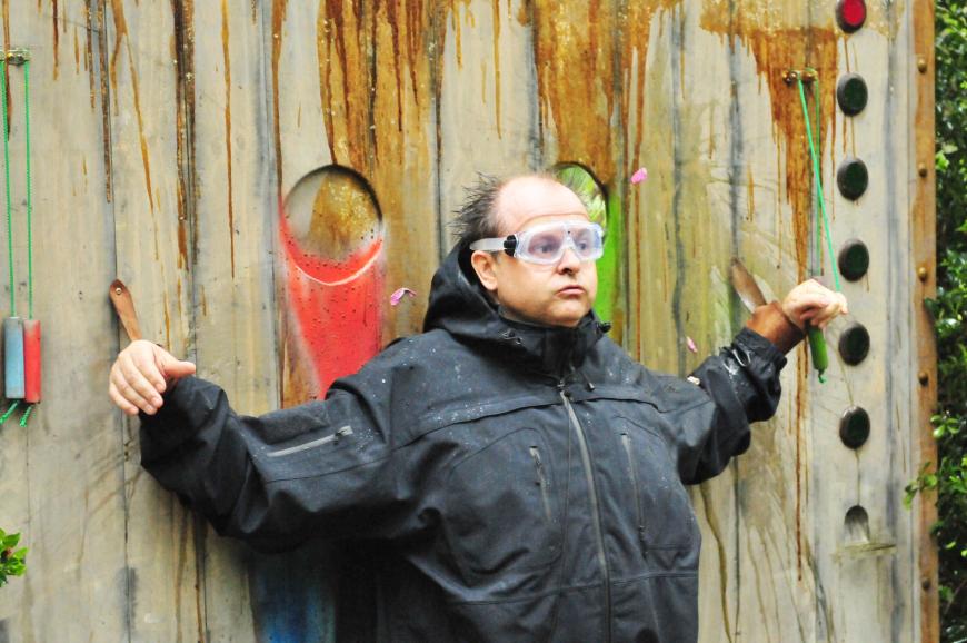 „Markus muss im richtigen Moment die Löcher der Wand öffnen. Nur Kader darf die Fragen beantworten, indem sie die Bälle durch das jeweils richtige Loch in der Wand wirft! Bei fünf korrekten Antworten erhaltet Ihr den Schlüssel zum Schatz.“ - Gar nicht so einfach!