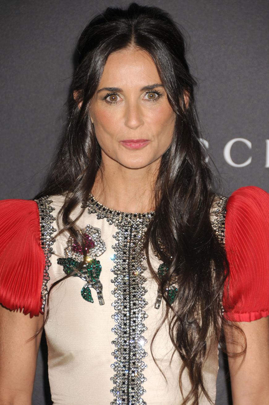 Demi Moore, 54, wohnte vor ihrem Hollywood-Erfolg im Trailerpark. Als ihre alkoholkranke Mutter erneut heiratete, zog die Familie mehr als 30 Mal um. Demi ging mit 16 von der Schule ab und war lange mit ihrer Mutter zerstritten. Ihr Stiefvater beging 1980 Selbstmord.