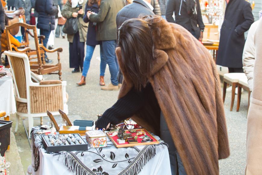 Kendall Jenner in einem Supersize-Pelzmantel auf einem Pariser Flohmarkt.