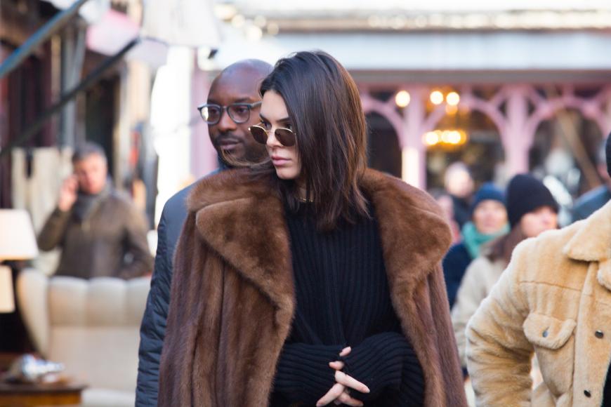 Kendall Jenner trägt Pelz.