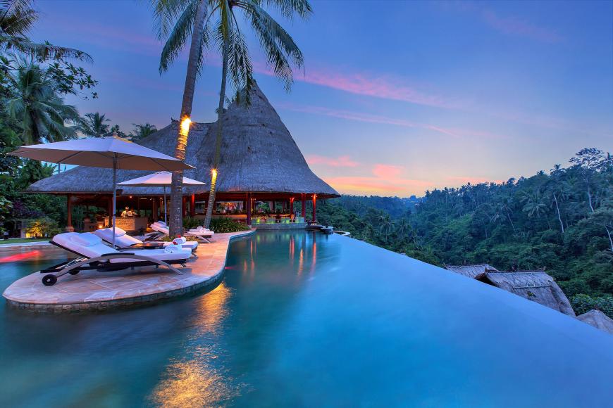 The Viceroy Hotel liegt auf Bali und der Infinity-Pool ist beeindruckend.
