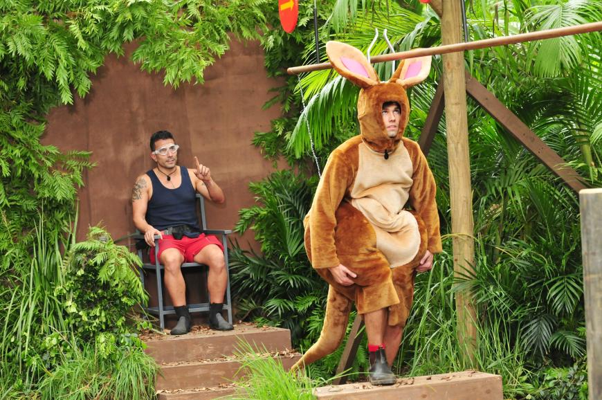 Die Aufgabe für die beiden Herren der Schöpfung: Honey muss in einem Känguru-Kostüm einen fünfteiligen Parcours bewältigen. Auf dem Kopf des Kostüms befinden sich zwei Drähte, zwischen denen er auf seinem Weg einen heißen Draht führen muss. Da Honey den Draht über sich nicht sehen kann, muss Marc ihm von außen Anweisungen geben.