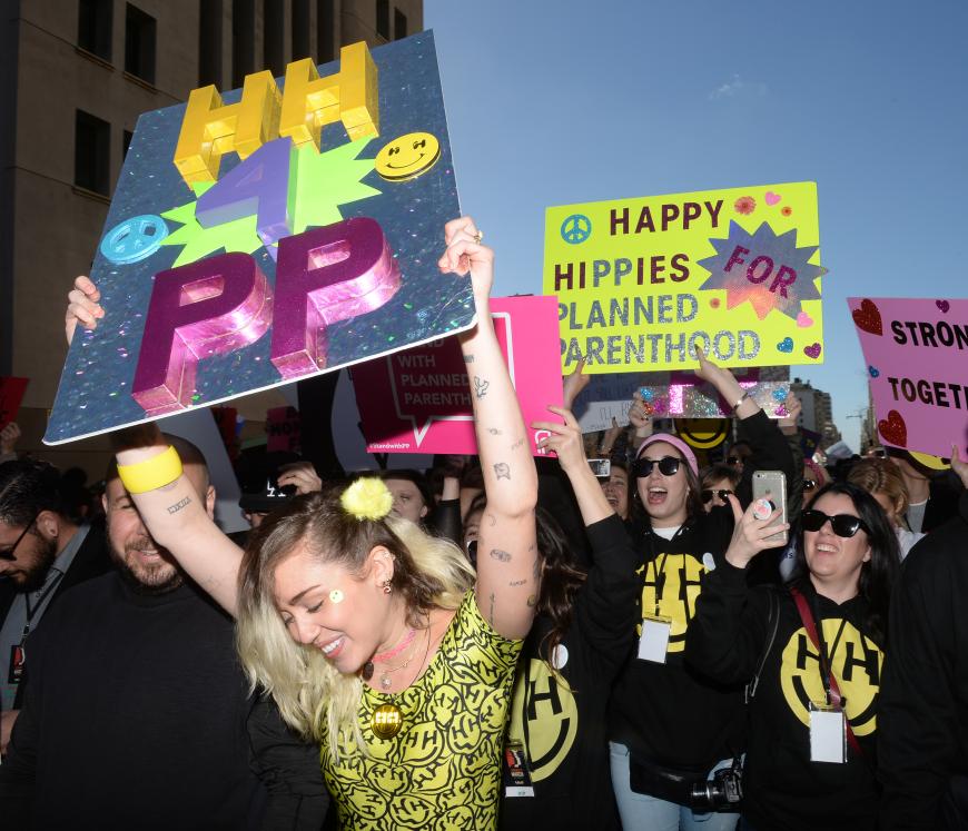 Kunterbunter Protest in L.A.: Miley Cyrus