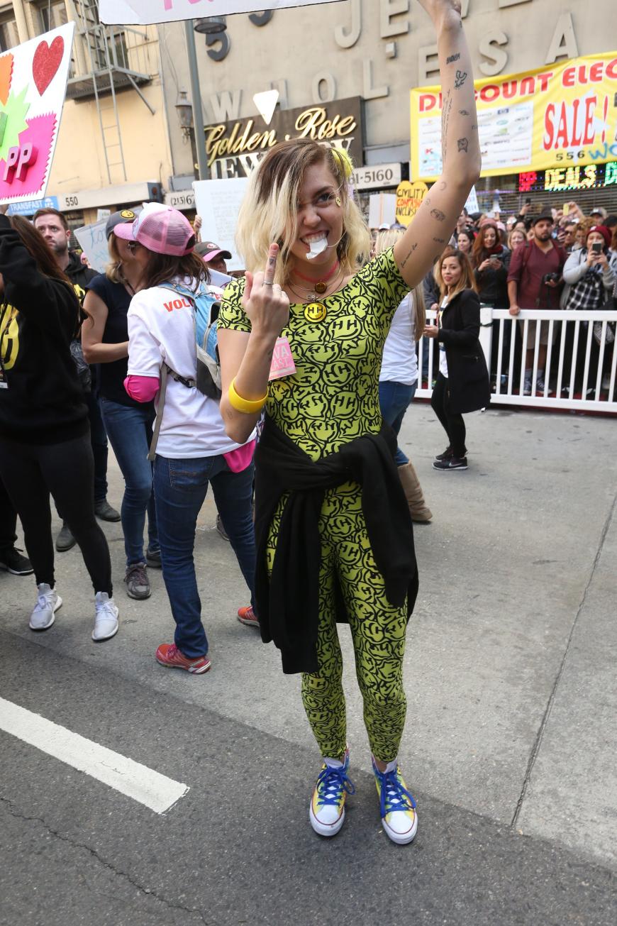 Gegen Donald Trump: Miley Cyrus zeigte dem US-Präsidenten bei einem Solidaritäts-Marsch in Los Angeles den Stinkefinger.