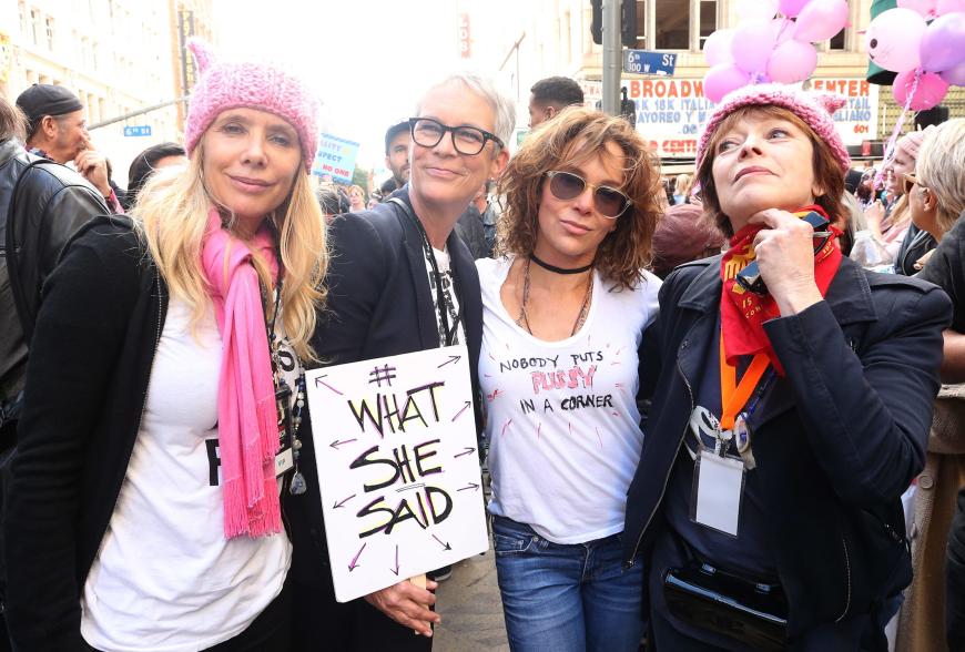 p.p1 {margin: 0.0px 0.0px 0.0px 0.0px; font: 9.0px Helvetica}
Rosanna Arquette, Jamie Lee Curtis, Jennifer Grey, Frances Fisher (v.l.) schlossen sich dem Women's March in L.A. an.
